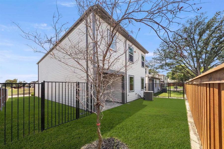 Exterior details and patio area of a home in Sereno Oaks at Buckner Terrace, Dallas (Image 17).