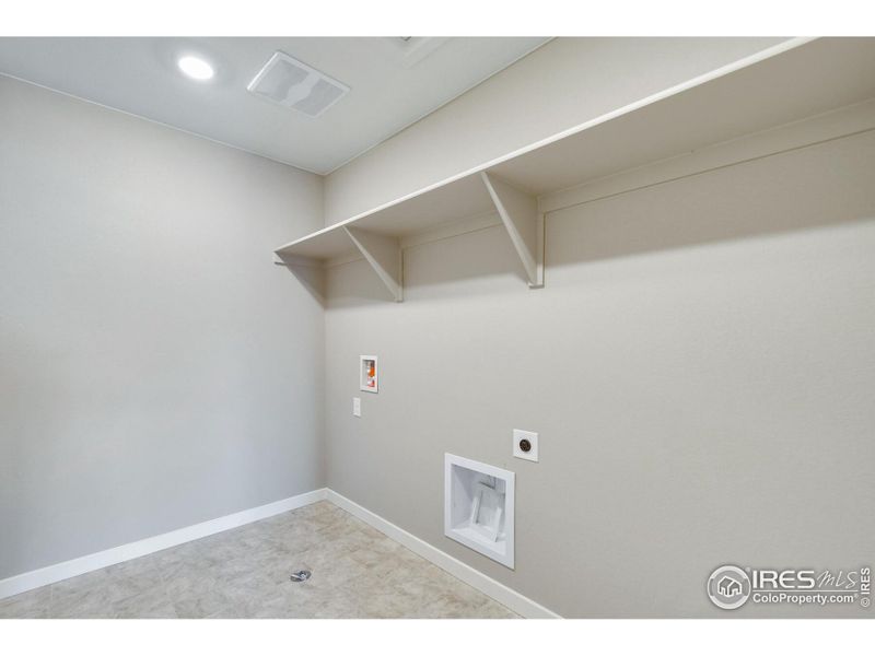 Spacious, unfurnished interior of a new home in Settlers Crossing, Commerce City (Image 14).