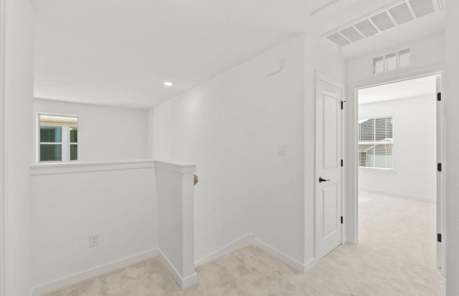 Spacious, unfurnished interior of a new home in Santa Rita Ranch, Liberty Hill (Image 19).