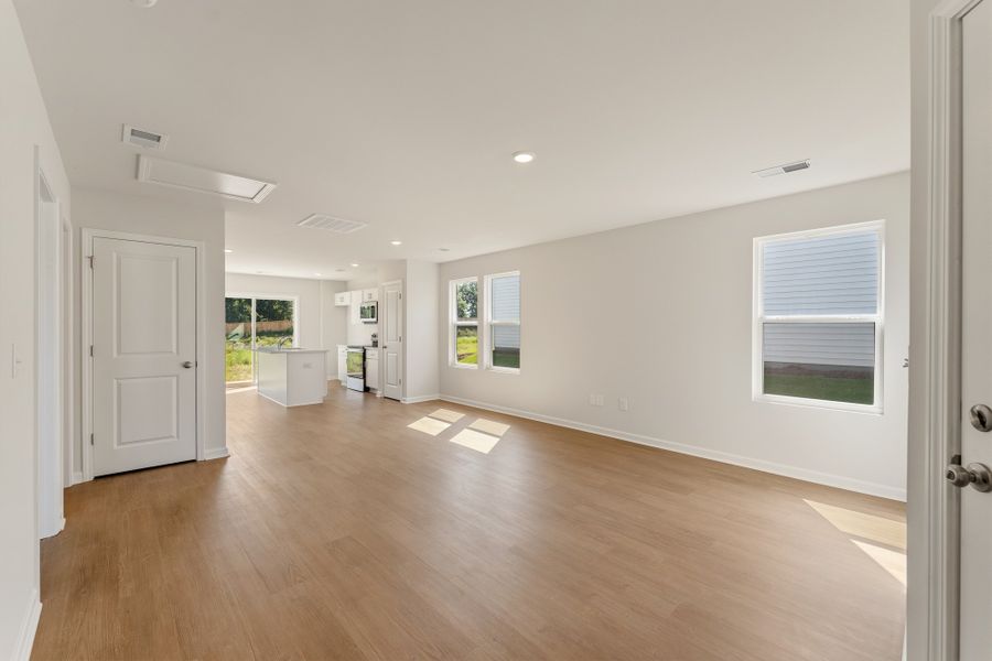 Spacious, unfurnished interior of a new home in Evergreen, Spartanburg (Image 9).