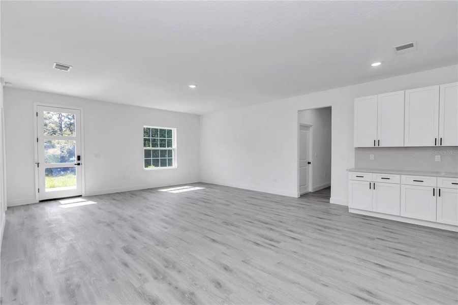 Spacious, unfurnished interior of a new home in , Citrus Springs (Image 36).