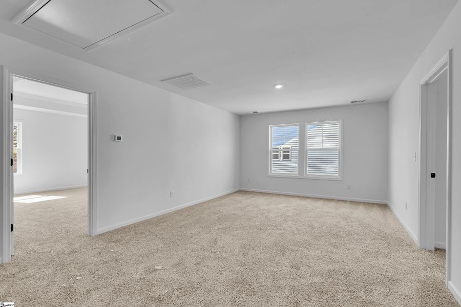 Spacious, unfurnished interior of a new home in Lynbrook, Boiling Springs (Image 21).
