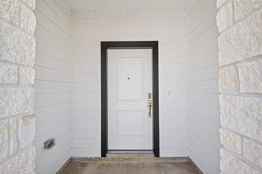 Exterior details and patio area of a home in , Texas City (Image 4).