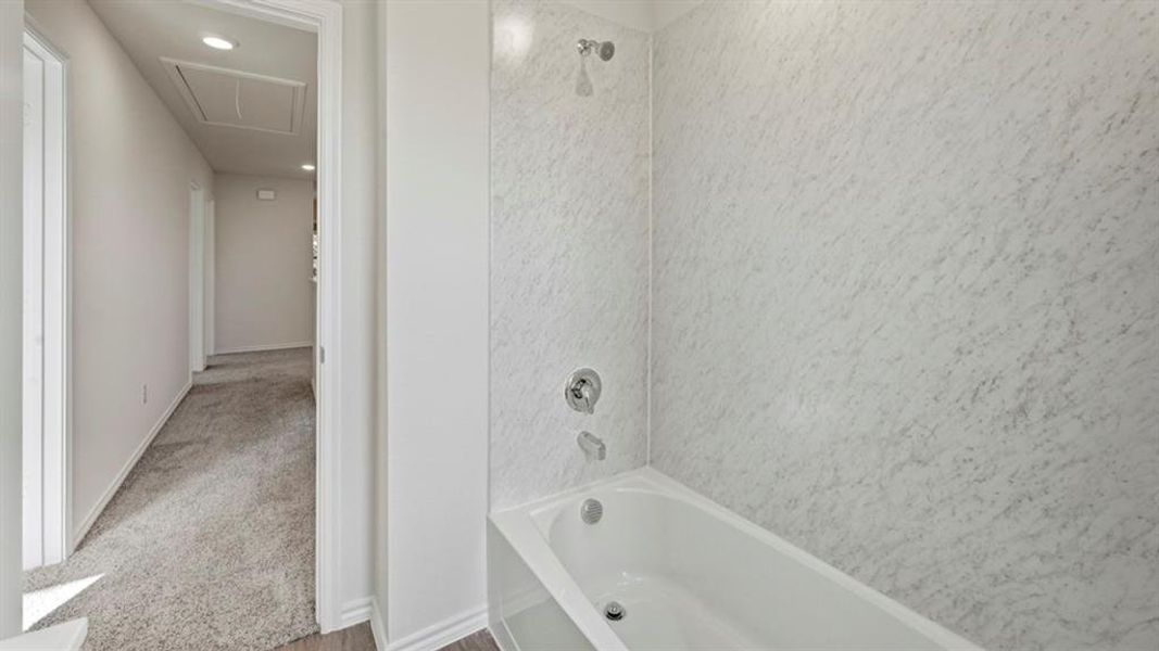 Spacious, unfurnished interior of a new home in Arbor Trails South, Princeton (Image 9).