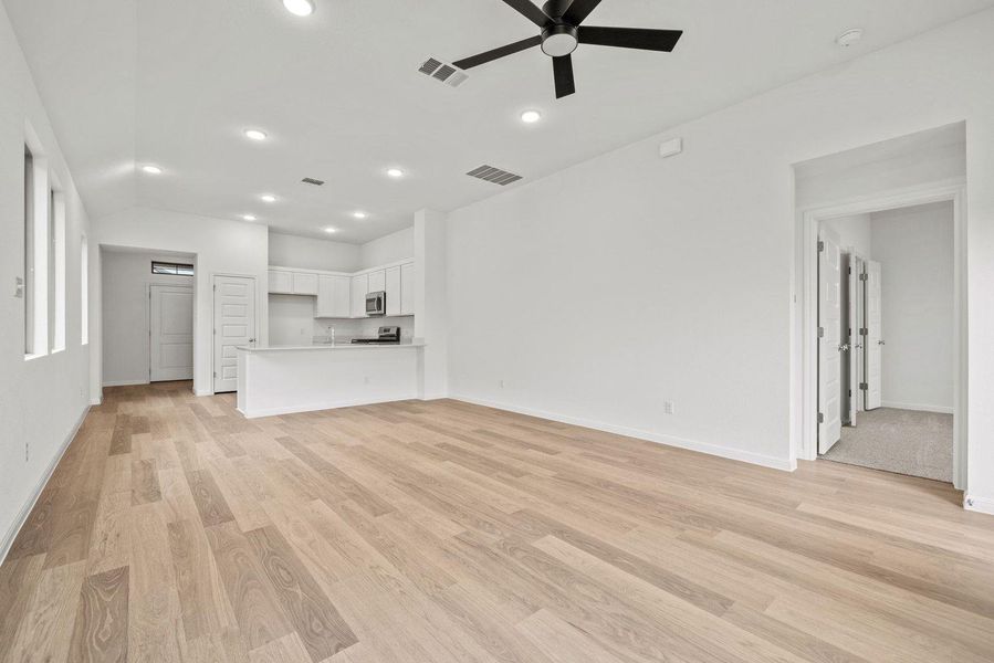 Spacious, unfurnished interior of a new home in Trinity Ranch, Elgin (Image 13).