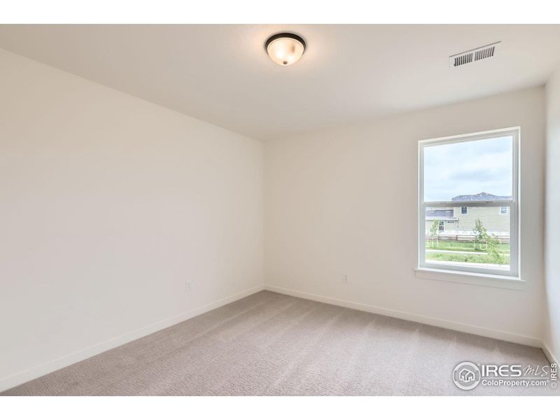 Spacious, unfurnished interior of a new home in Barefoot Lakes, Longmont (Image 22).