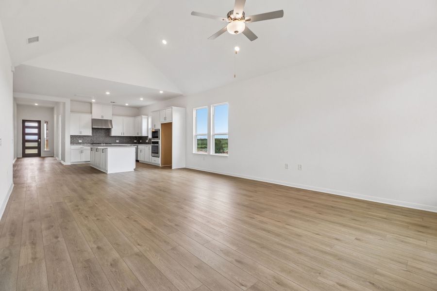 Spacious, unfurnished interior of a new home in Silverleaf, Cedar Creek (Image 18).