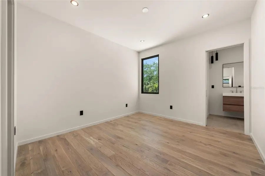 Spacious, unfurnished interior of a new home in , Sarasota (Image 54).