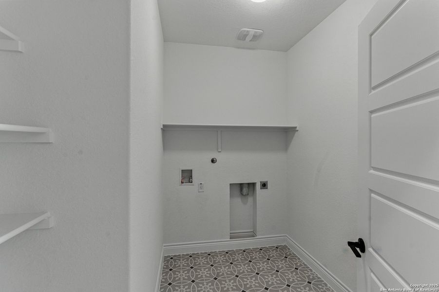 Spacious, unfurnished interior of a new home in Davis Ranch, San Antonio (Image 13). Spacious, unfurnished interior of a new home in Davis Ranch, San Antonio (Image 13).