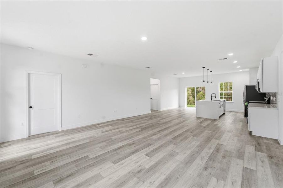 Spacious, unfurnished interior of a new home in , Ocala (Image 19).