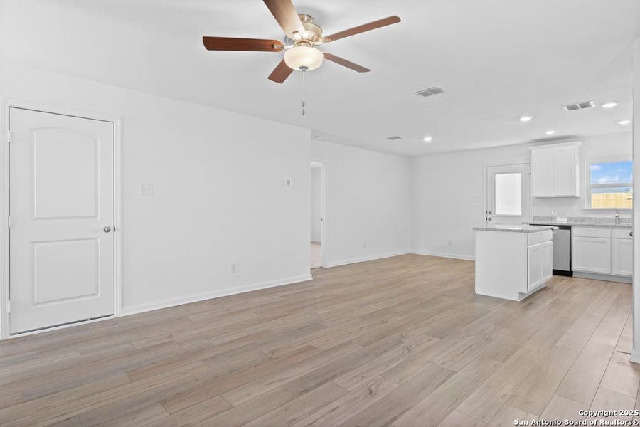 Spacious, unfurnished interior of a new home in , San Antonio (Image 12).
