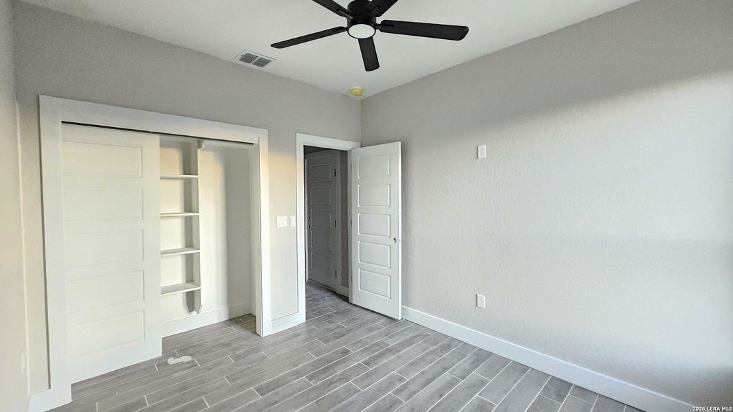 Spacious, unfurnished interior of a new home in , Atascosa (Image 18).