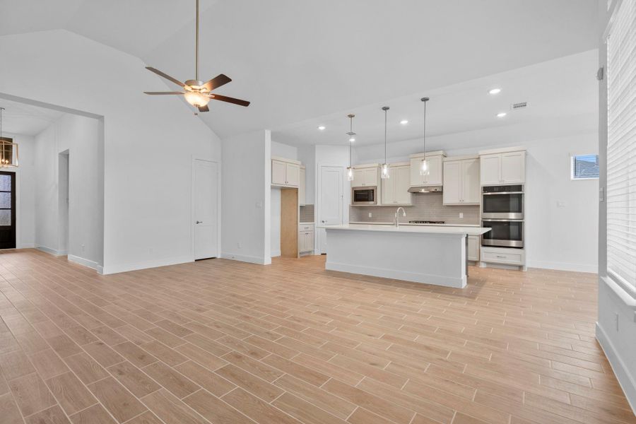Spacious, unfurnished interior of a new home in Grange, Katy (Image 30).