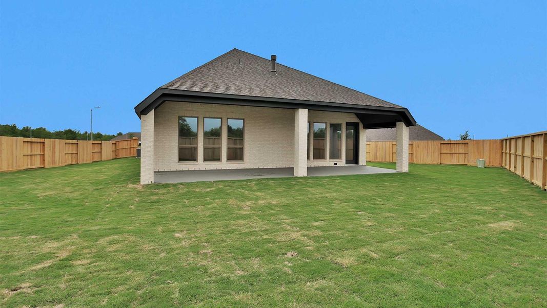 Exterior details and patio area of a home in Valencia, Manvel (Image 3).