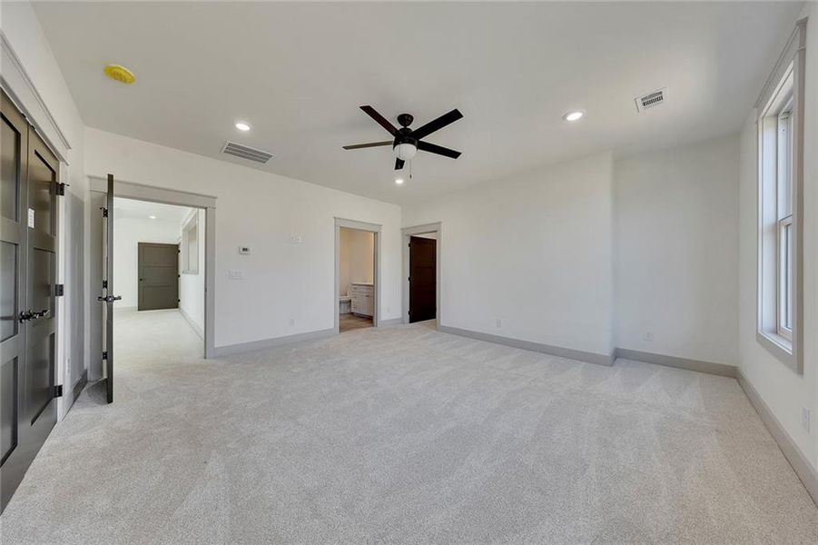 Spacious, unfurnished interior of a new home in , Jasper (Image 32).