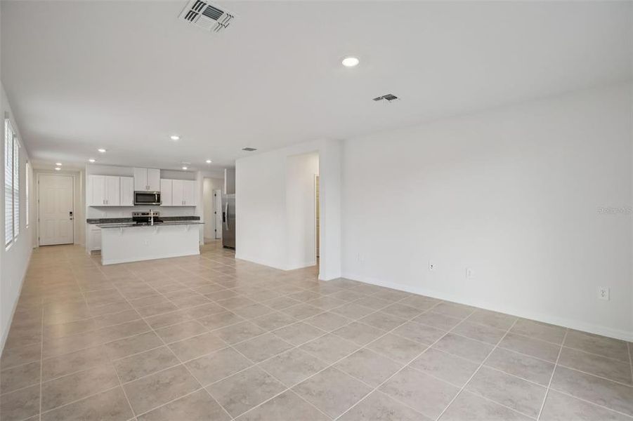 Spacious, unfurnished interior of a new home in Villamar - Classic Series, Winter Haven (Image 20).