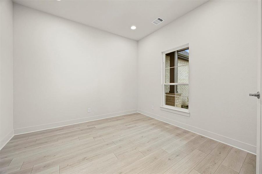 Spacious, unfurnished interior of a new home in Tuscan Estates (1 Acre Lots), Waxahachie (Image 15).