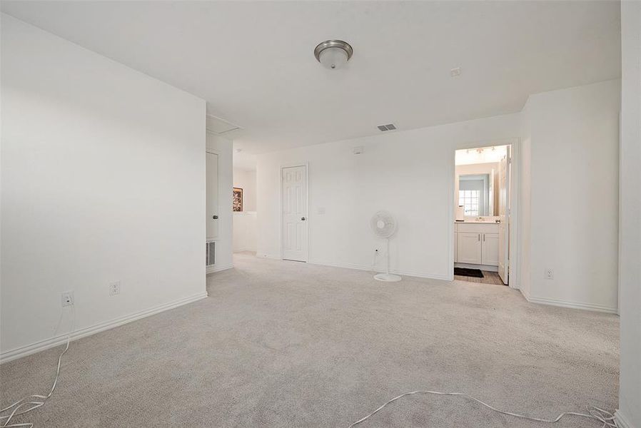 Spacious, unfurnished interior of a new home in Newberry Point, Fort Worth (Image 22). Spacious, unfurnished interior of a new home in Newberry Point, Fort Worth (Image 22).