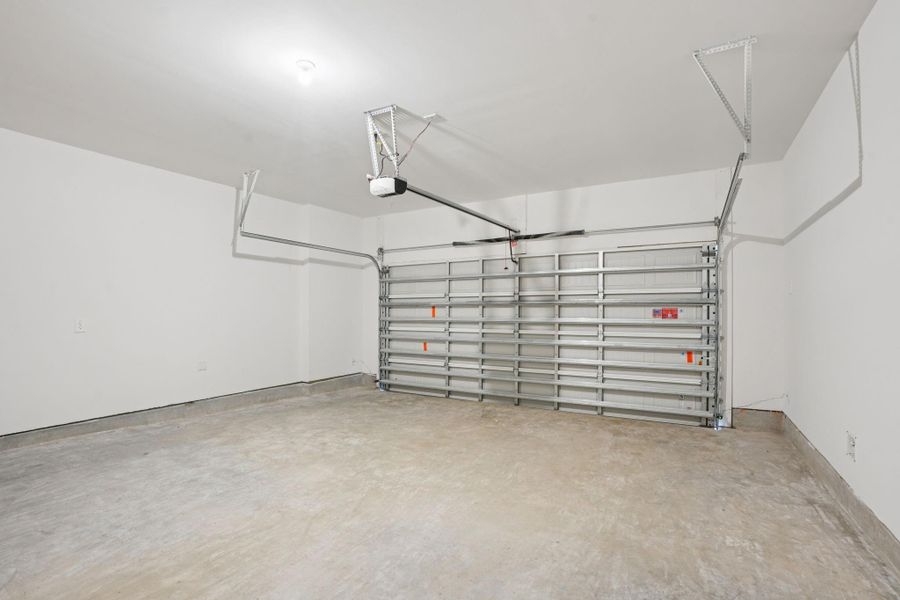 Spacious, unfurnished interior of a new home in Kemah Crossing - City Series, Kemah (Image 38).