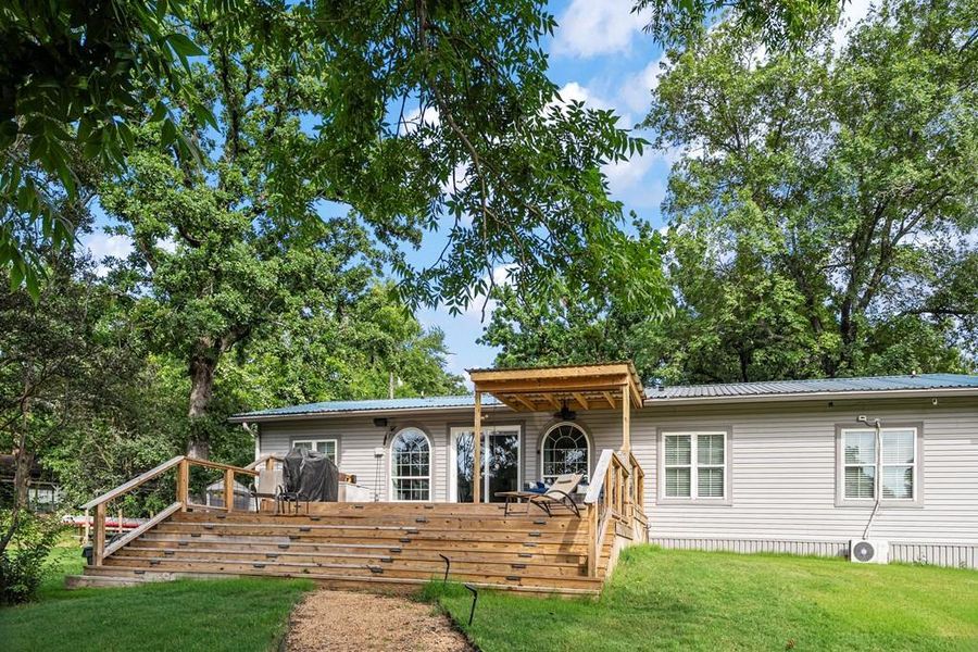 Exterior details and patio area of a home in , Gun Barrel City (Image 20).