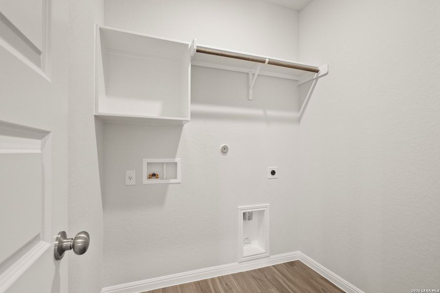 Spacious, unfurnished interior of a new home in Hunters Ranch, San Antonio (Image 27).