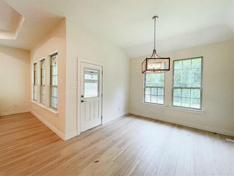 Dedicated dining area in addition to seating at the island