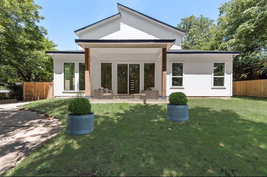 Exterior details and patio area of a home in , Dallas (Image 3).