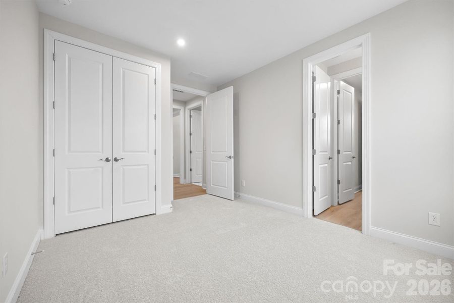 Spacious, unfurnished interior of a new home in Handsmill on Lake Wylie, York (Image 26).