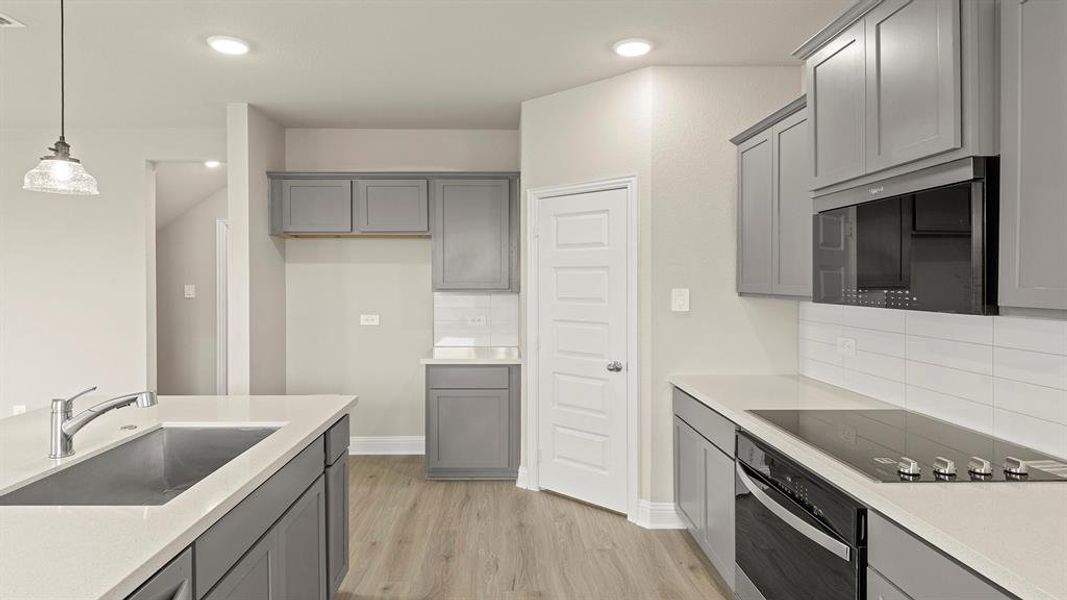 10. 1712 Edgeway - Kitchen (4)