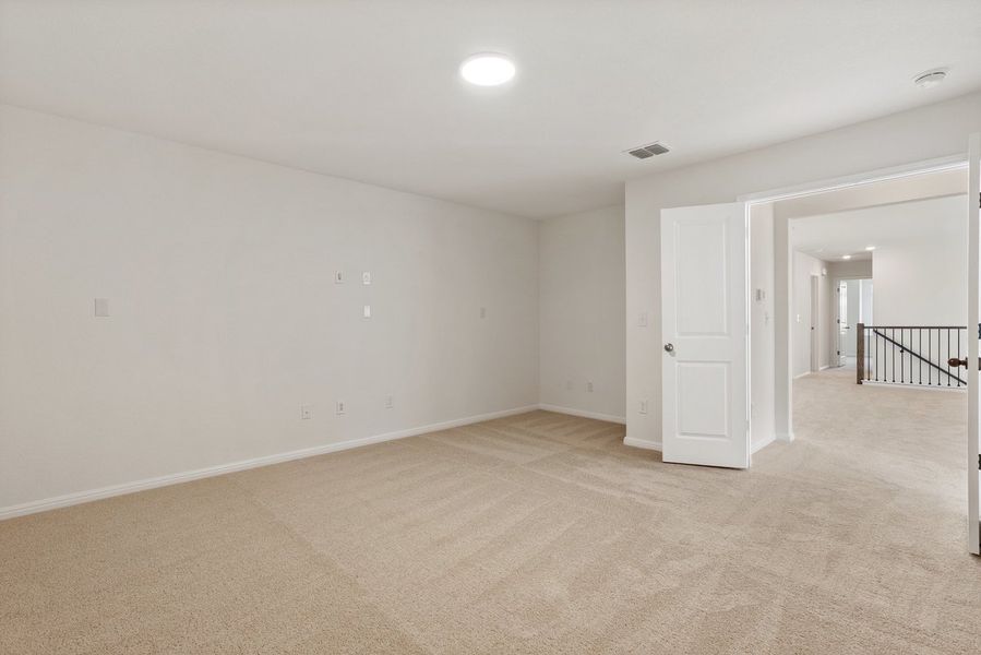 Spacious, unfurnished interior of a new home in Porter Country, Buda (Image 33).