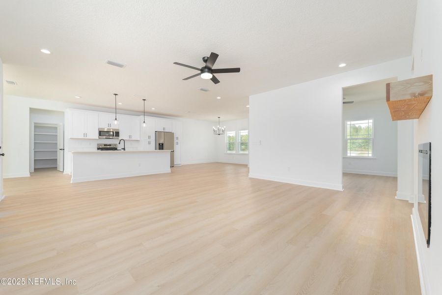 Spacious, unfurnished interior of a new home in , Middleburg (Image 21).
