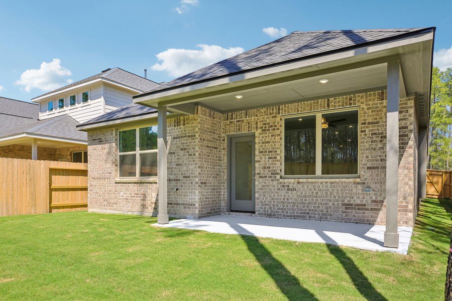 Exterior details and patio area of a home in Evergreen 40', Conroe (Image 3).
