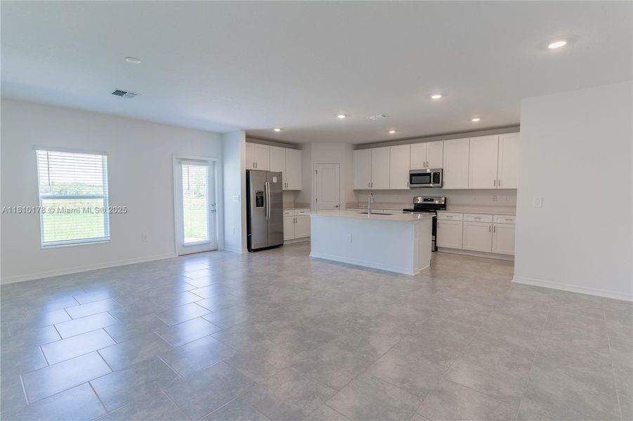Spacious, unfurnished interior of a new home in Inman Groves, Winter Haven (Image 20). Spacious, unfurnished interior of a new home in Inman Groves, Winter Haven (Image 20).