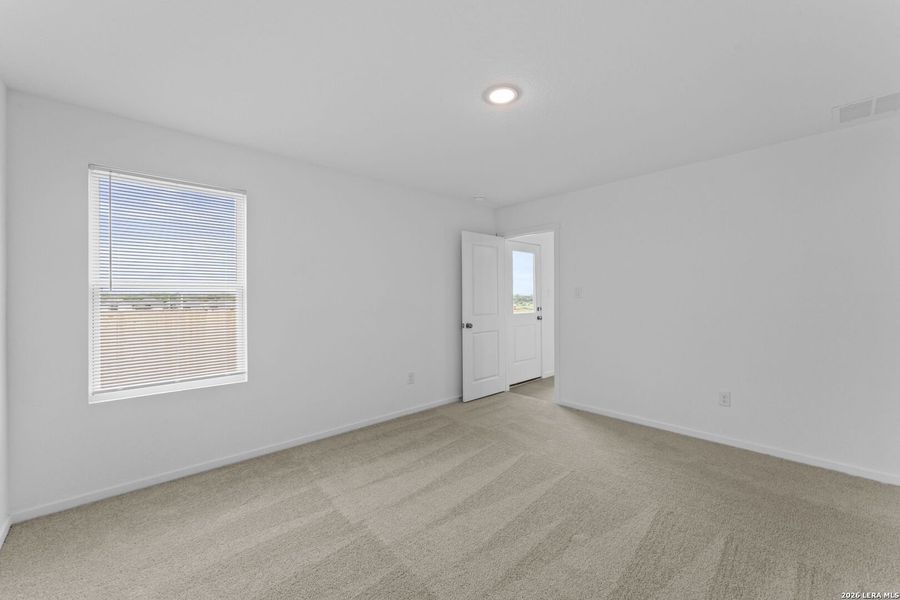 Spacious, unfurnished interior of a new home in Guadalupe Ridge, New Braunfels (Image 10).