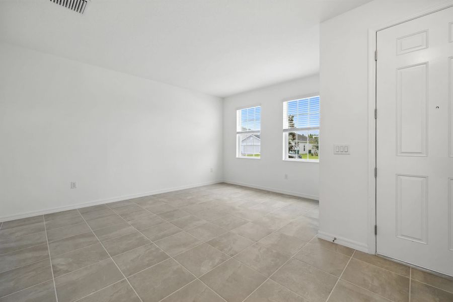 Spacious, unfurnished interior of a new home in Lake Lincoln, Eustis (Image 8).