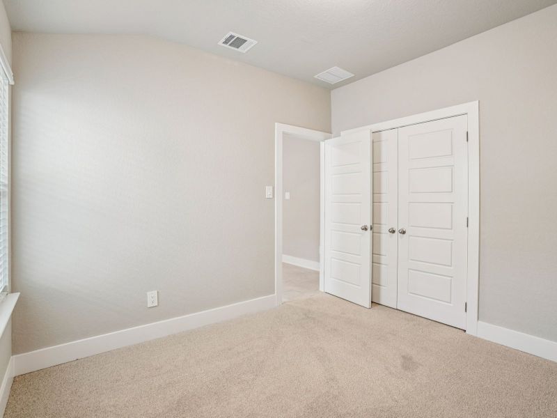 Spacious, unfurnished interior of a new home in Lark Canyon, New Braunfels (Image 24).