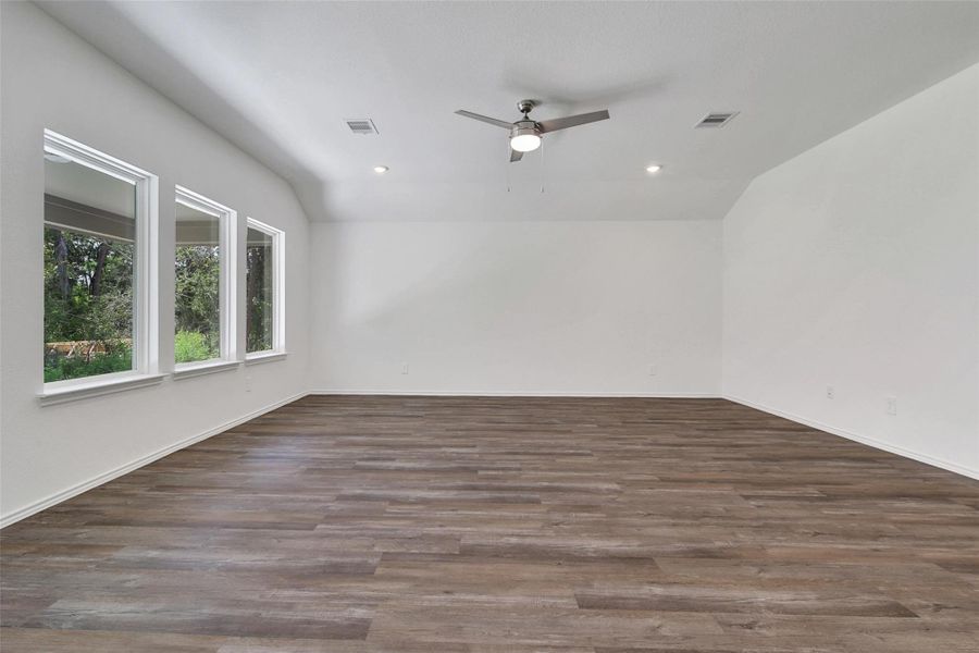 Spacious, unfurnished interior of a new home in Williams Reserve East, Conroe (Image 20).