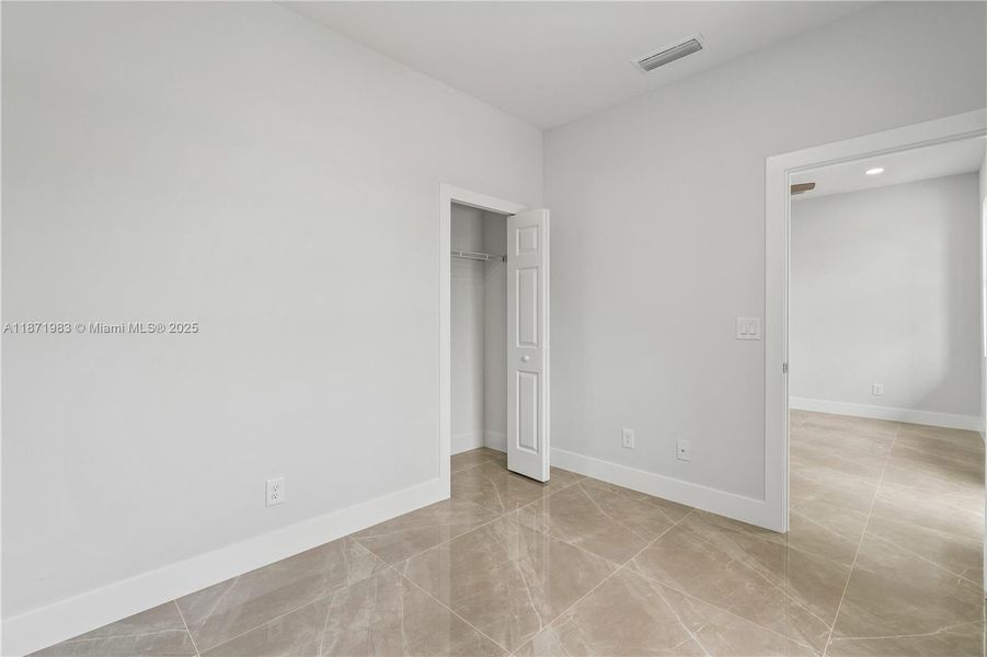 Spacious, unfurnished interior of a new home in , Lehigh Acres (Image 20).