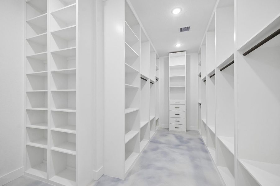 Spacious, unfurnished interior of a new home in , Huntsville (Image 16).