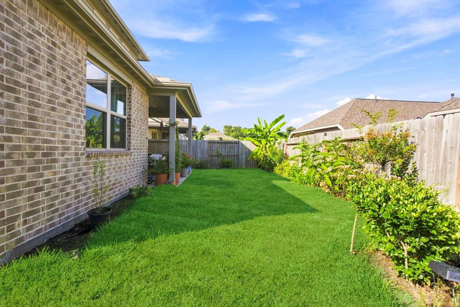 Exterior details and patio area of a home in Sienna 40', Missouri City (Image 26).