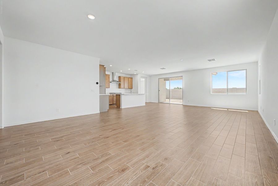 Spacious, unfurnished interior of a new home in Landmarke, San Tan Valley (Image 8).