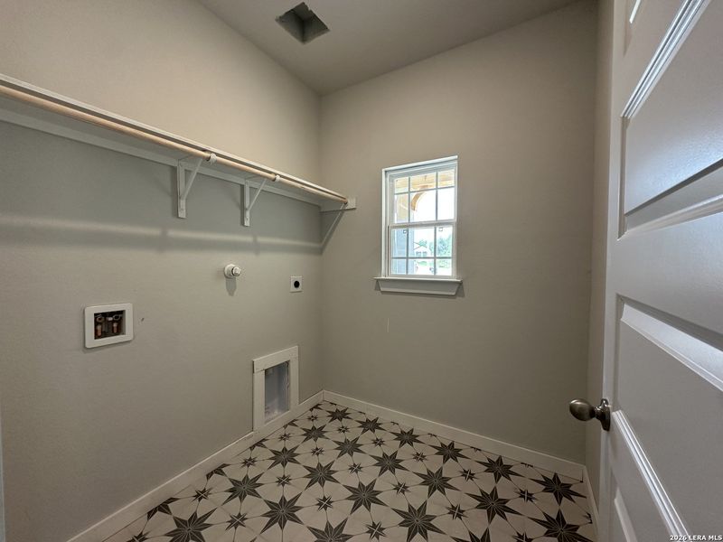 Spacious, unfurnished interior of a new home in Jordan's Ranch, San Antonio (Image 5).