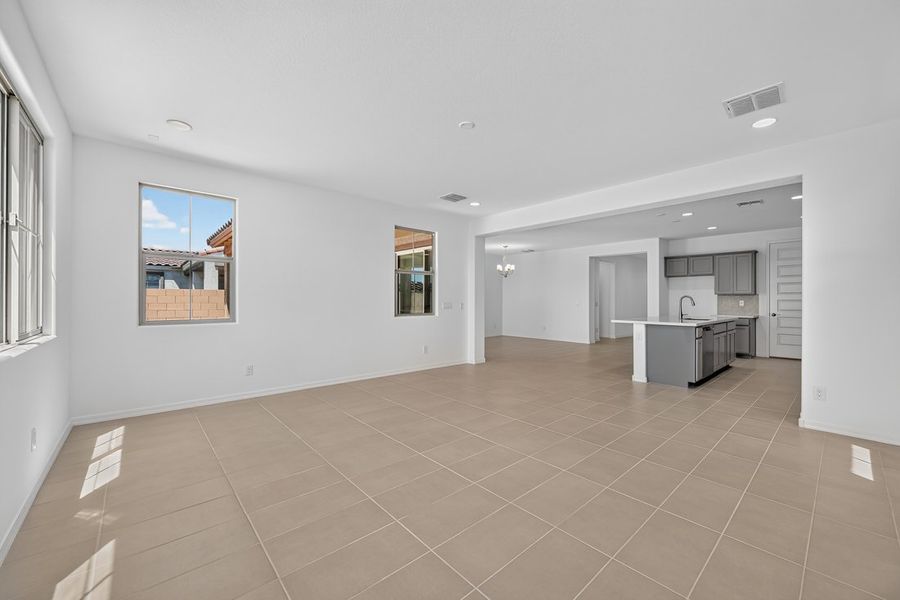 Spacious, unfurnished interior of a new home in Hawes Crossing, Mesa (Image 19).
