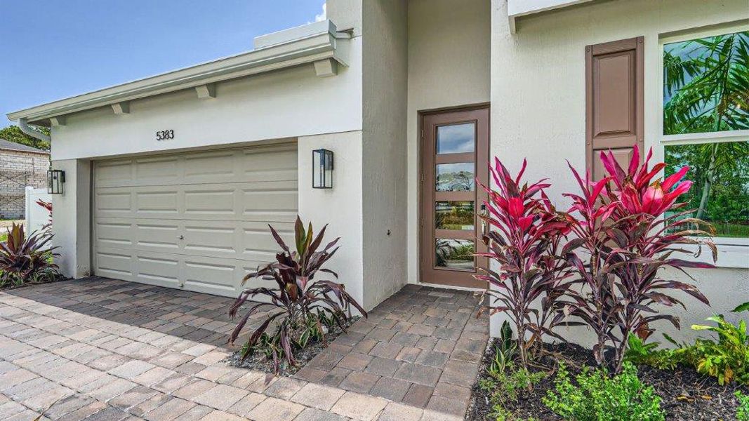 Exterior details and patio area of a home in Sandpiper Square, Stuart (Image 3).