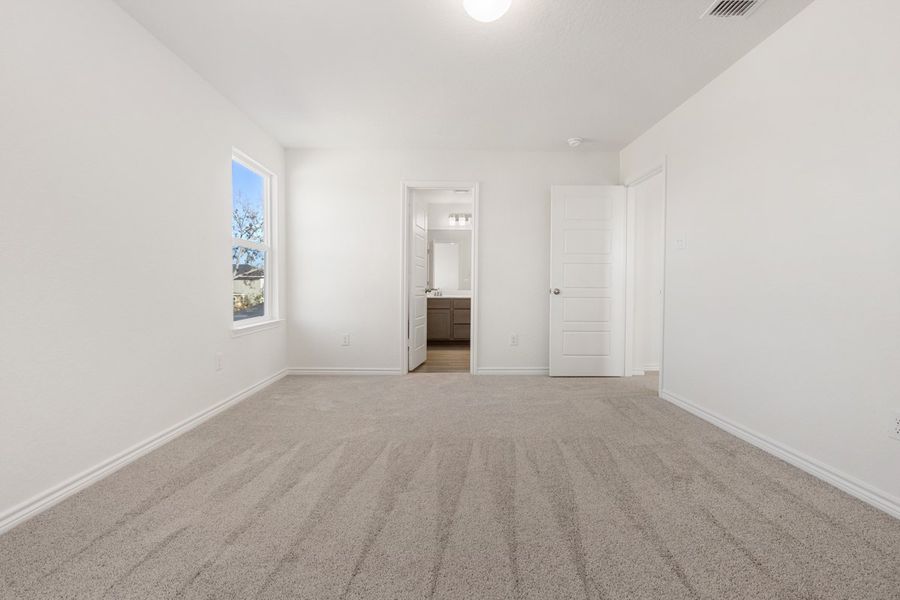 Spacious, unfurnished interior of a new home in Spanish Trails Villas, San Antonio (Image 8).