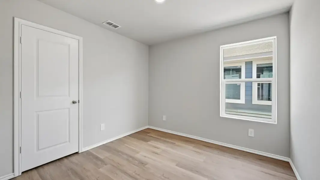 Representative unfurnished interior of a home built from the Estero by D.R. Horton in Ponder Farms, Ponder (Image 33).