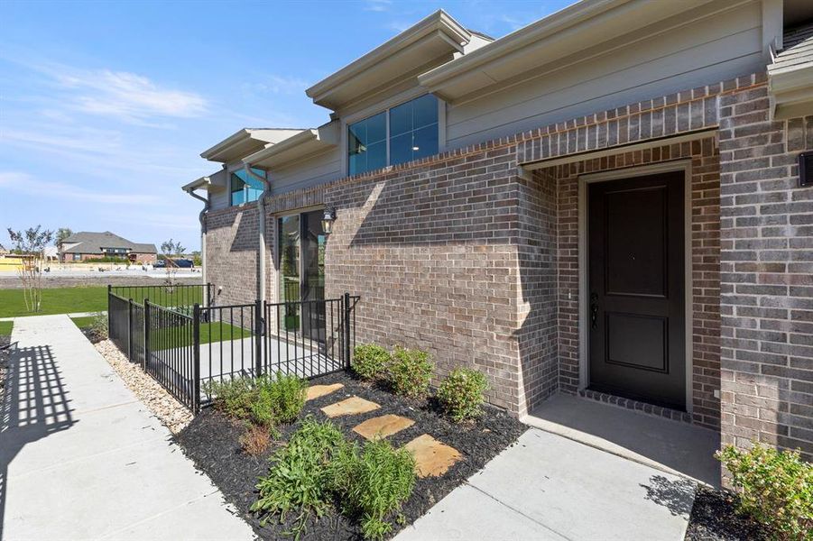 03. 644 Oakridge - Ext. Entry