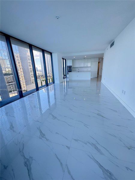 Spacious, unfurnished interior of a new home in Aria Reserve, Miami (Image 27).