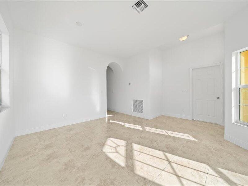 Spacious, unfurnished interior of a new home in , Fort Pierce (Image 23).