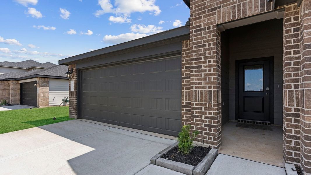 Exterior details and patio area of a home in Evergreen, Rosenberg (Image 2).